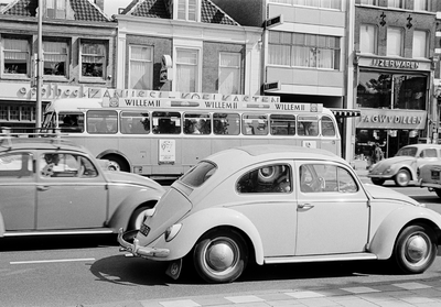 831179 Afbeelding van de verkeersdrukte op het Vredenburg te Utrecht.
